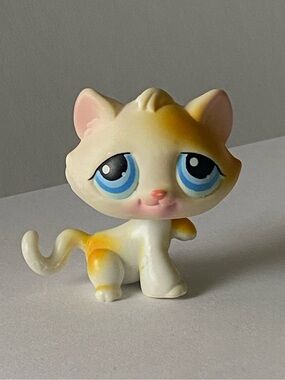 Littlest Pet Shop LPS Cream & Yellow Cat with Blue Eyes & Paw Up Hasbro 2004